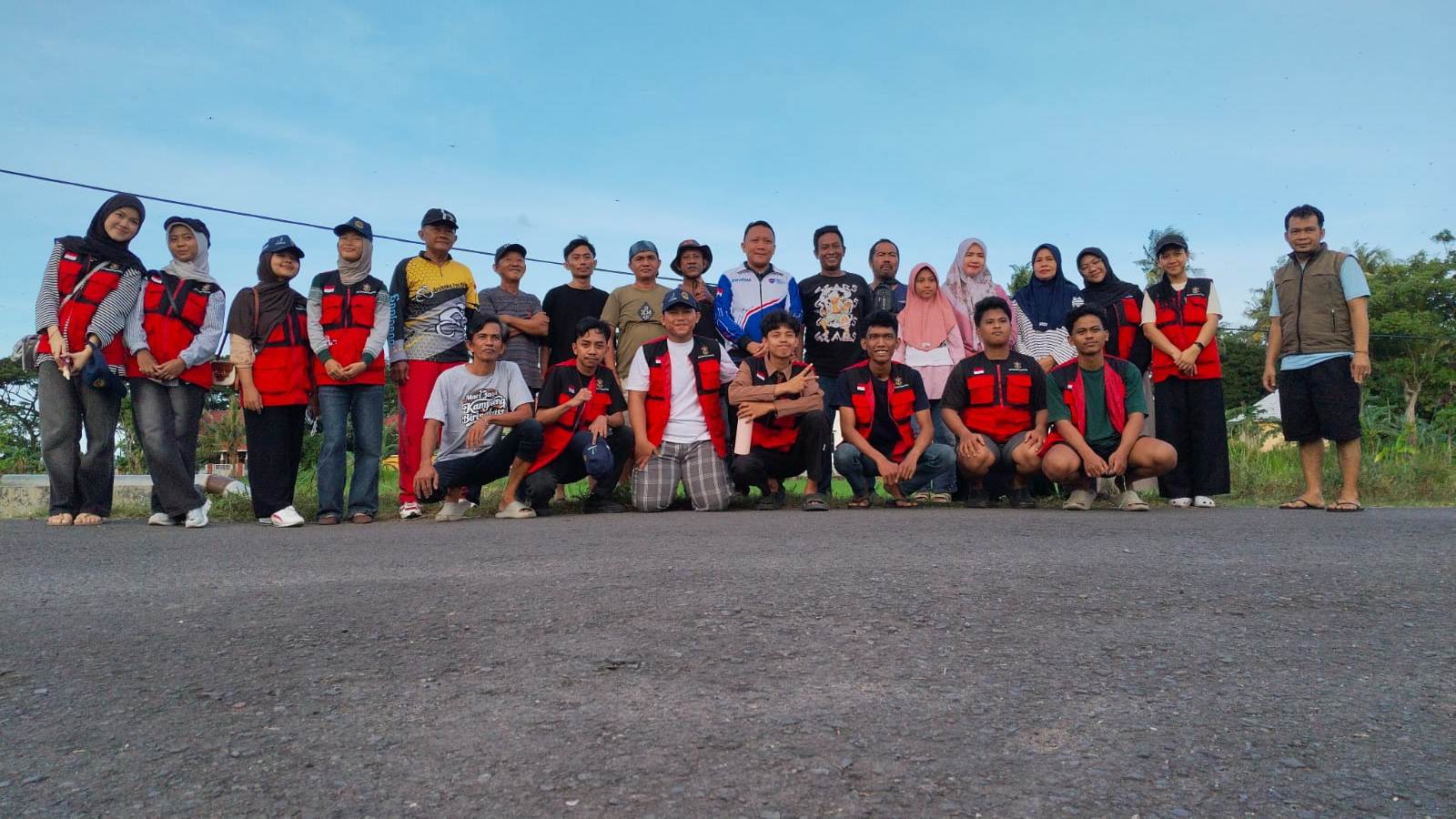 Jumat Berkah! Stadion Mini Lamalaka Disulap Jadi Kawasan Hijau, Lurah Lembang Gandeng RT/RW, PKK dan KKN UNHAS 116 Tanam Tabebuya